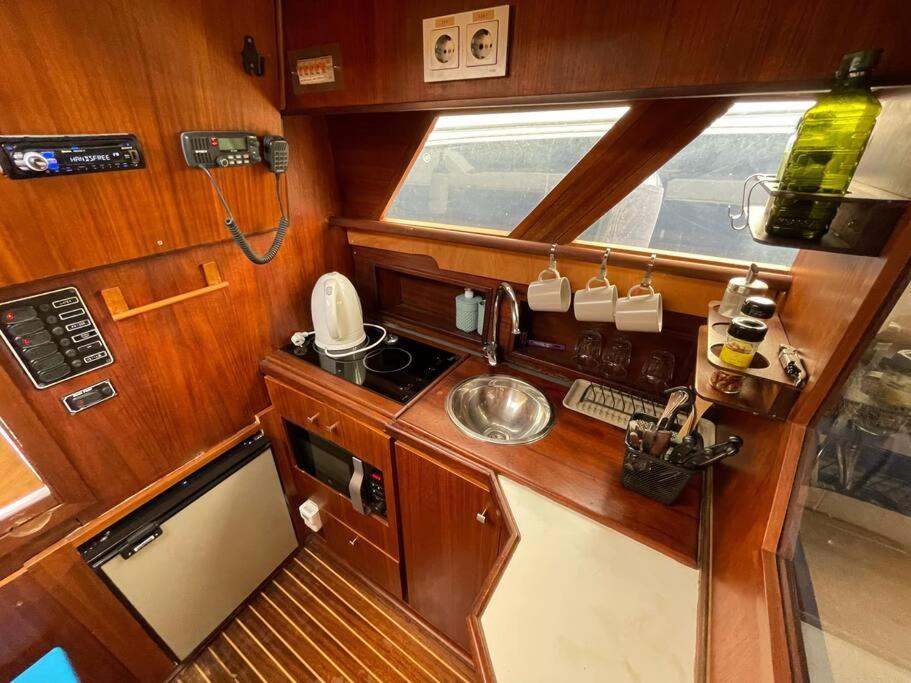 Barco Acogedor - Cosy Boat - Barcelona Hotel Exterior photo